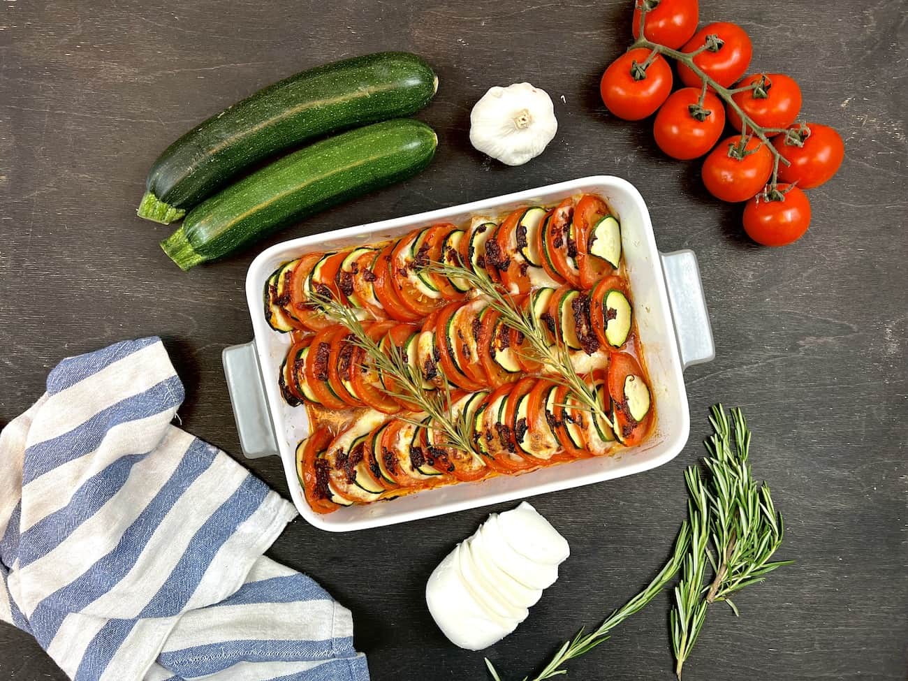 Leichter Auflauf mit Tomaten, Zucchini und Mozzarella