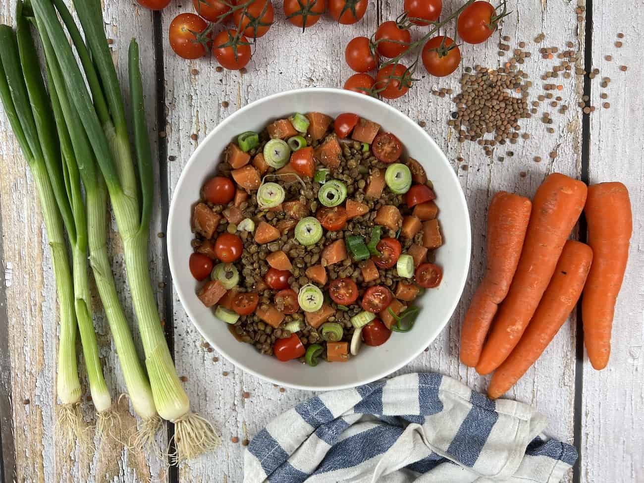 Linensalat mit Karotten, Frühlingszwiebeln und Tomaten