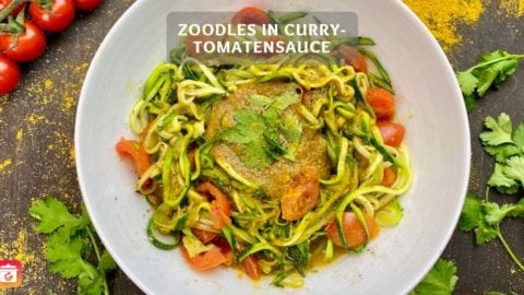 Zoodles mit Tomatensauce: Low-Carb Zoodles mit Curry-Tomatensauce