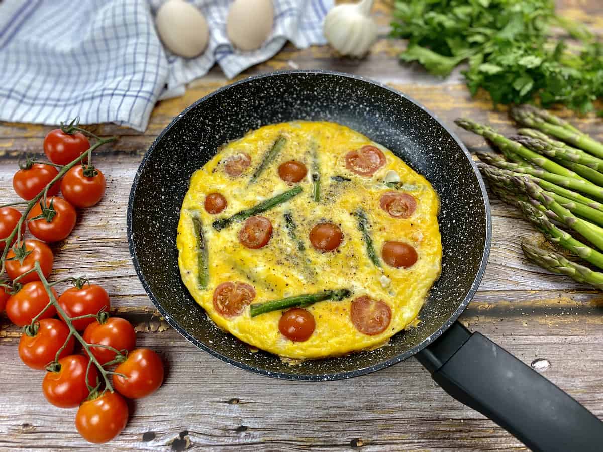 Low carb Omelett mit grünem Spargel