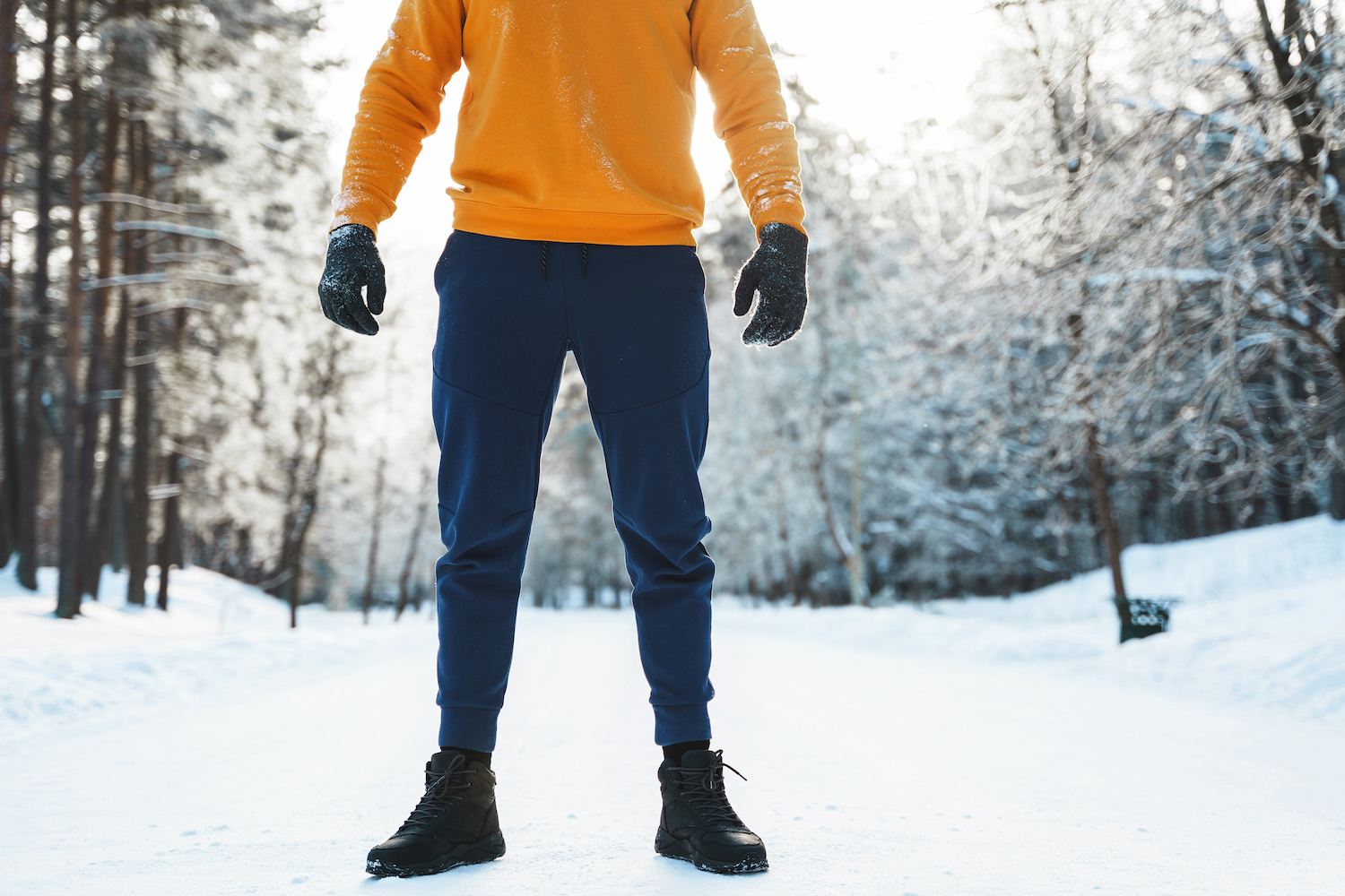 Mann mit Winterkleigund zum Joggen bei Kaelte