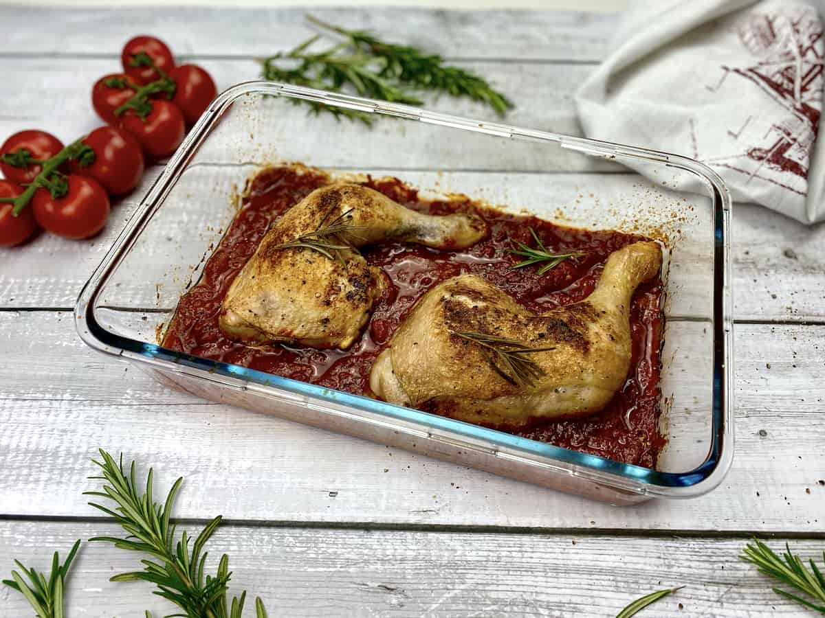 Mediterrane Hähnchenkeulen in Tomatensauce