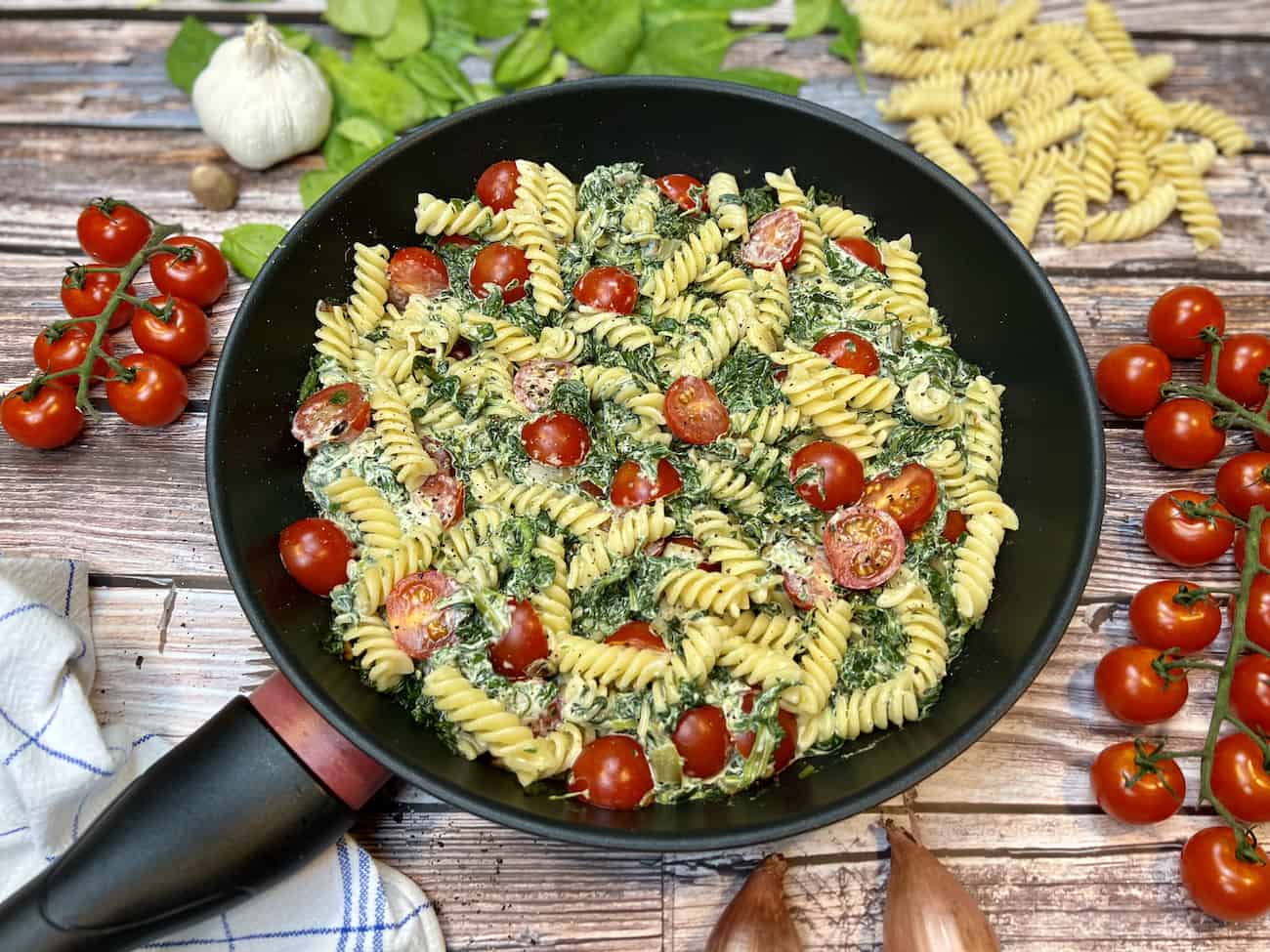 Nudelpfanne mit Spinat, Frischkäse und Tomaten