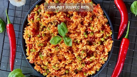 One-Pot Djuvec Reis mit Ayvar, Tomaten und Erbsen