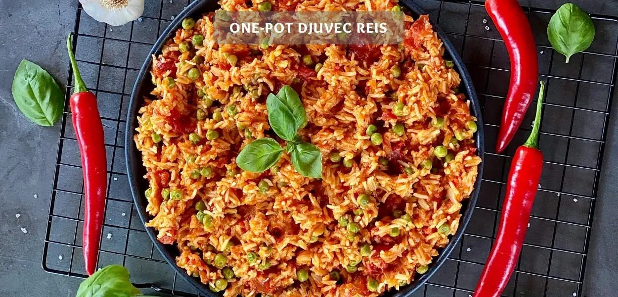 One-Pot Djuvec Reis mit Ayvar, Tomaten und Erbsen