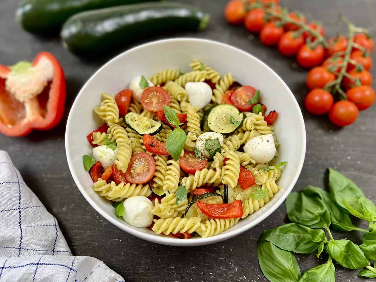 Pesto-Pasta Bowl mit Mozzarella und Gemüse