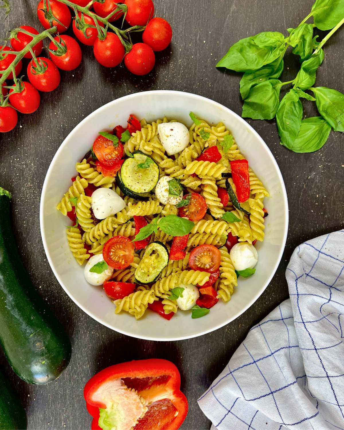 Pesto-Pasta Bowl mit Mozzarella und Gemüse