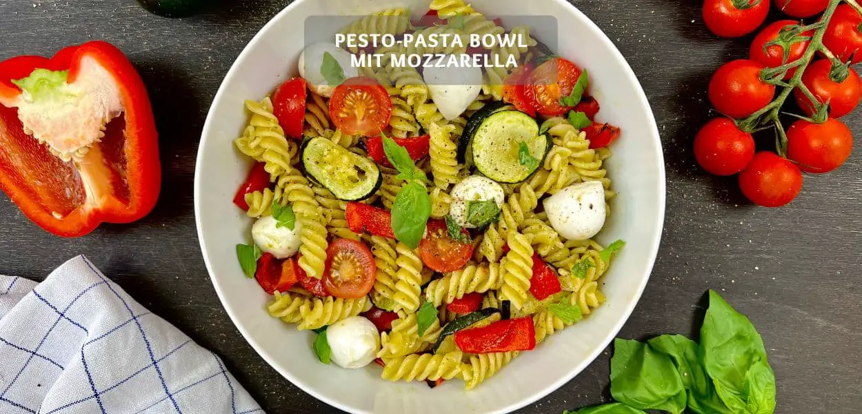 Pesto-Pasta Bowl mit Mozzarella und Gemüse