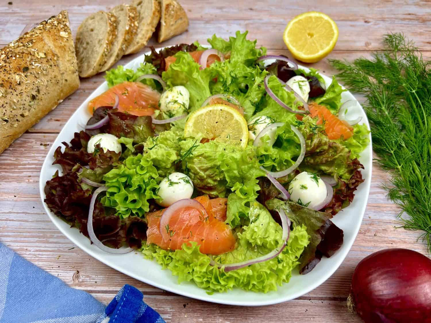 Räucherlachs Salat mit Mozzarella