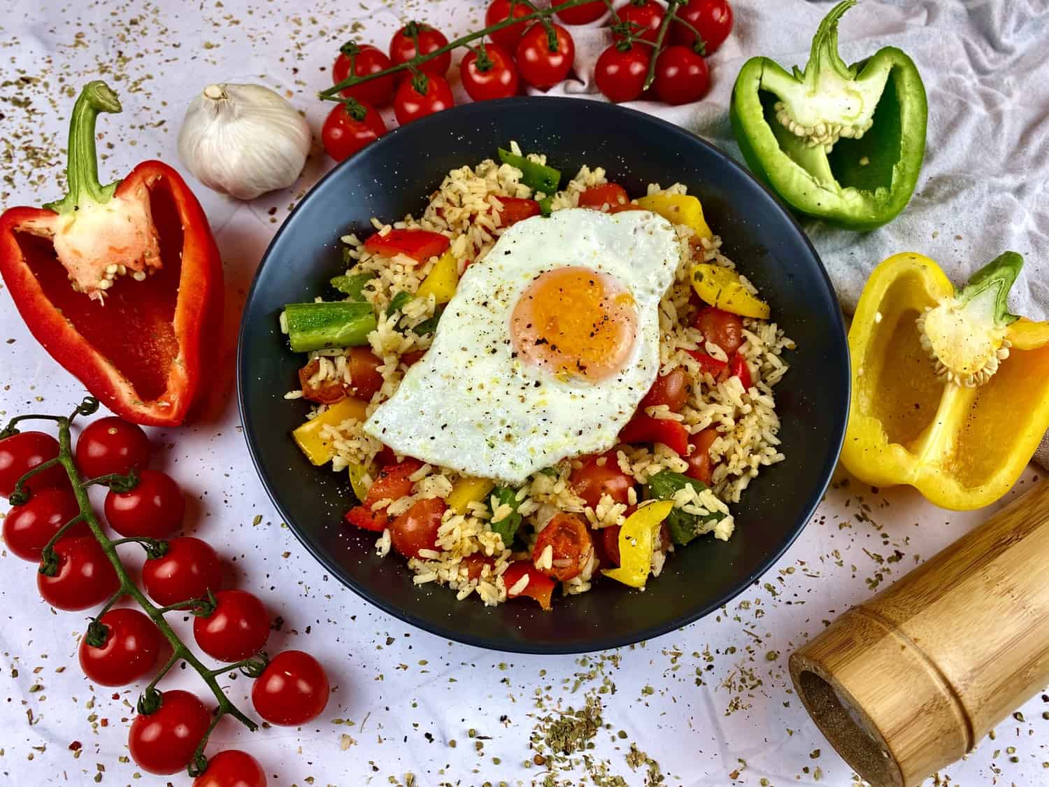 Reis, Paprika, Tomaten und Ei