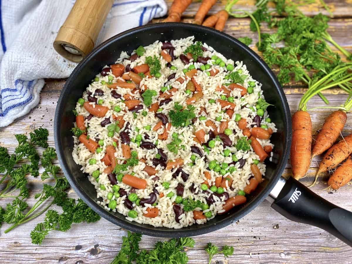 Reis mit Erbsen, Karotten und Kidneybohnen