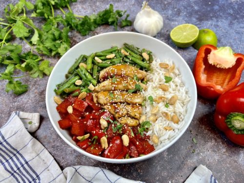 Reis mit grünen Bohnen, Paprika und Hähnchen - Asia-Bowl