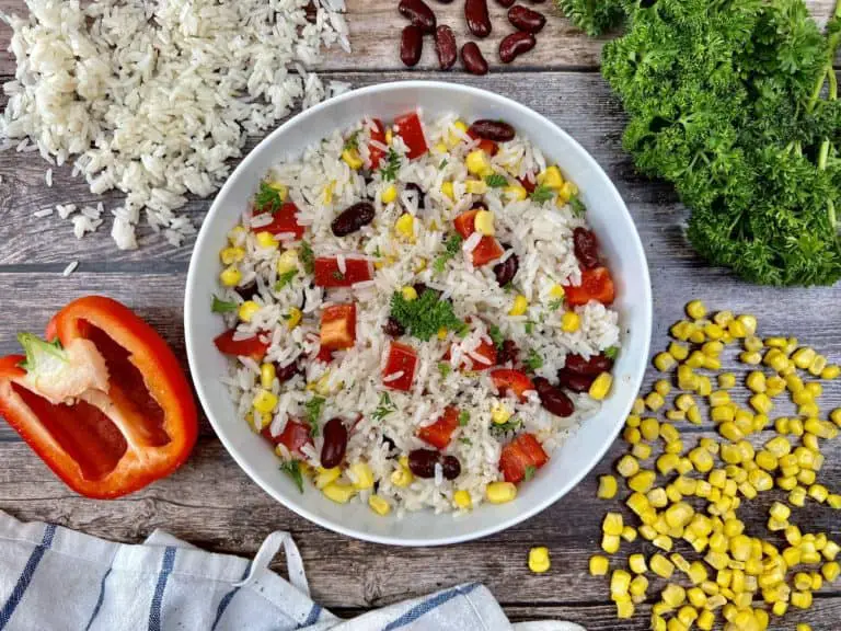 Reissalat mit Paprika, Mais und Kidneybohnen