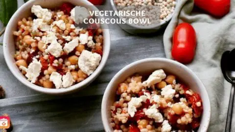 Vegetarische Couscous Bowl - Riesen Couscous mit Tomaten, Schafskäse und Oliven