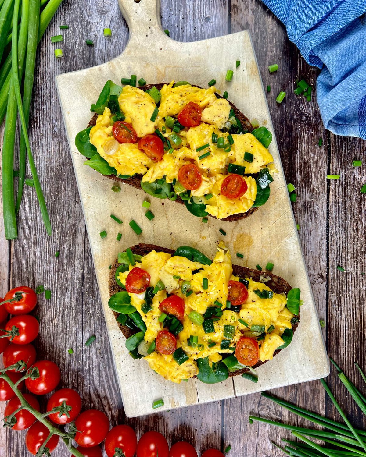 Rührei-Stullen: Brot mit Rührei, Feldsalat & Tomaten