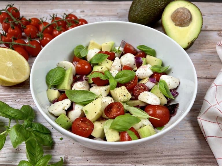 Tomaten-Avocado Salat mit Mozzarella - Schnell und einfach