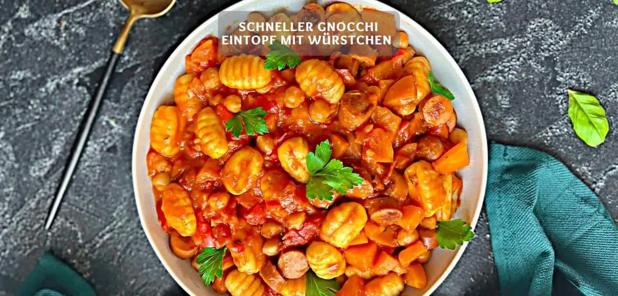 Schneller Gnocchi Eintopf mit Würstchen und Tomaten