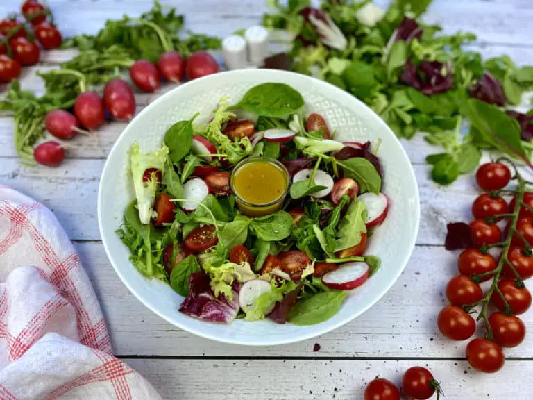 Schneller grüner Salat mit Honig-Senf-Dressing