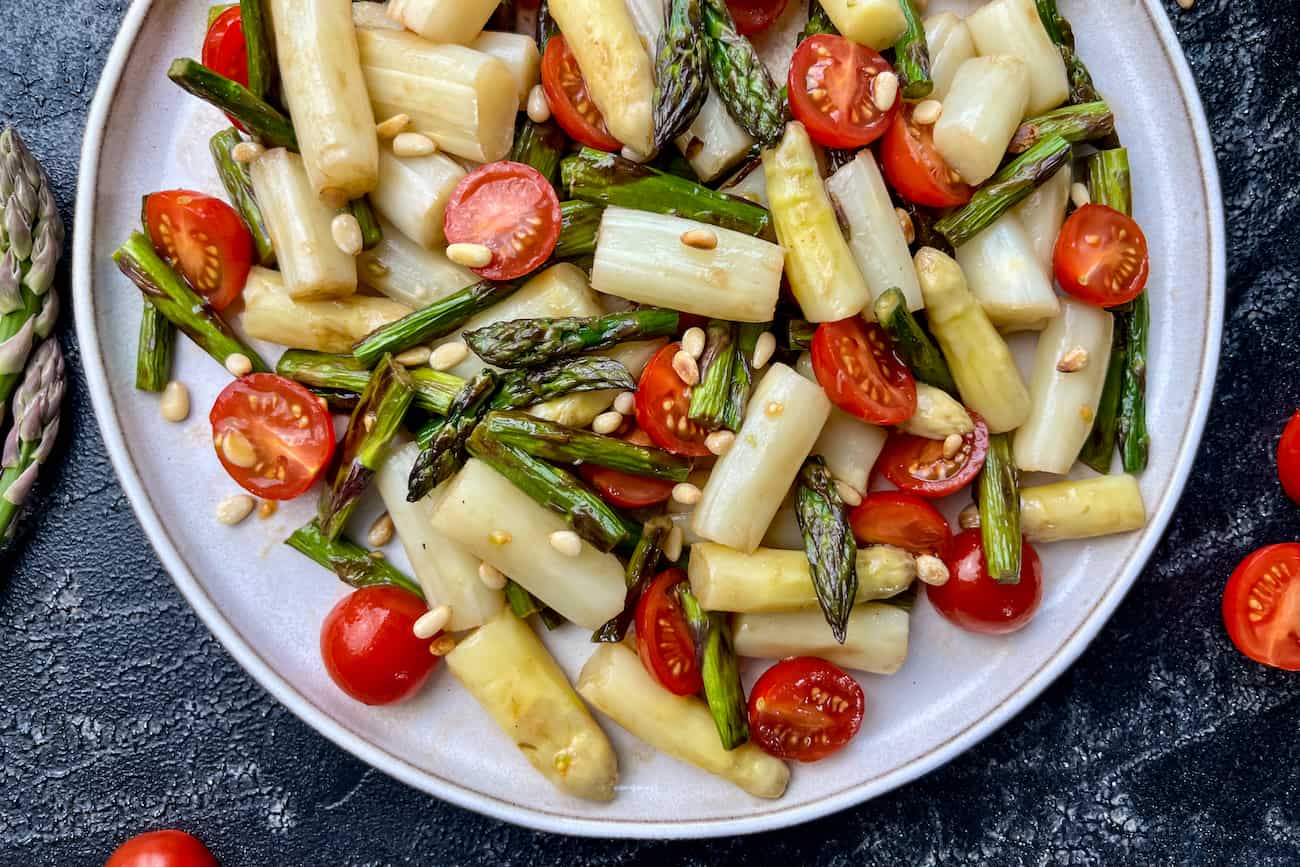 Schneller Spargelsalat mit grünem und weißem Spargel