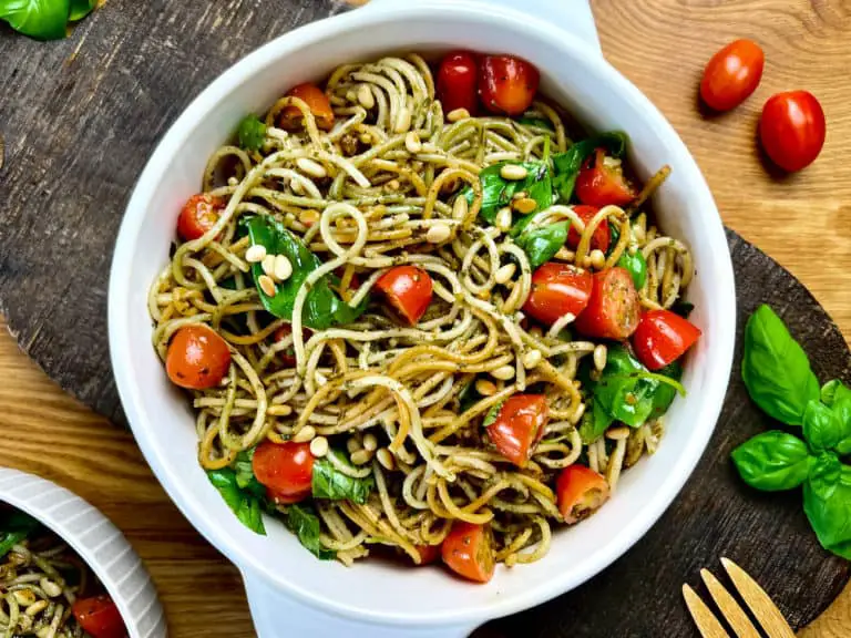 Spaghetti-Salat mit Pesto und Tomaten