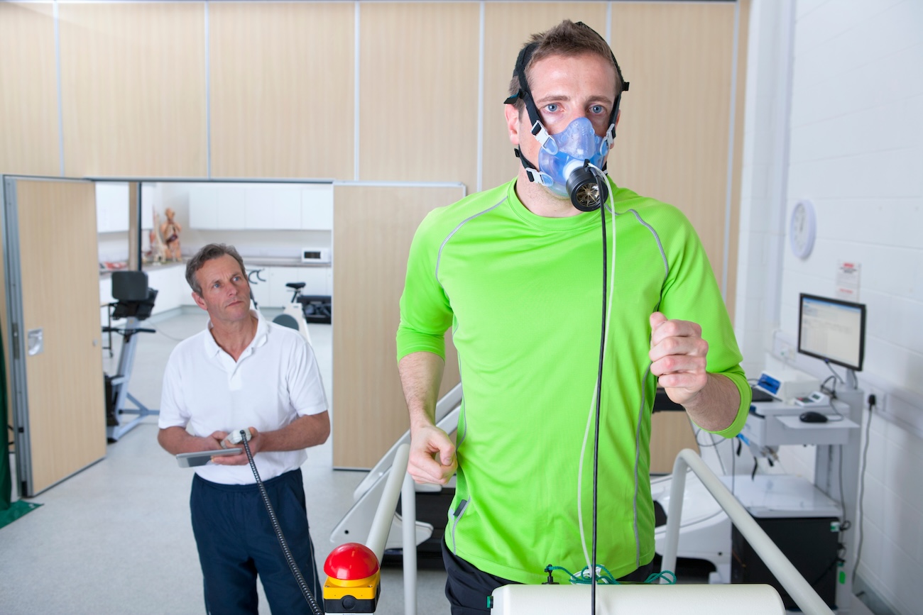 Sportwissenschaftler untersucht Jogger Sportwissenschaftler untersucht Jogger