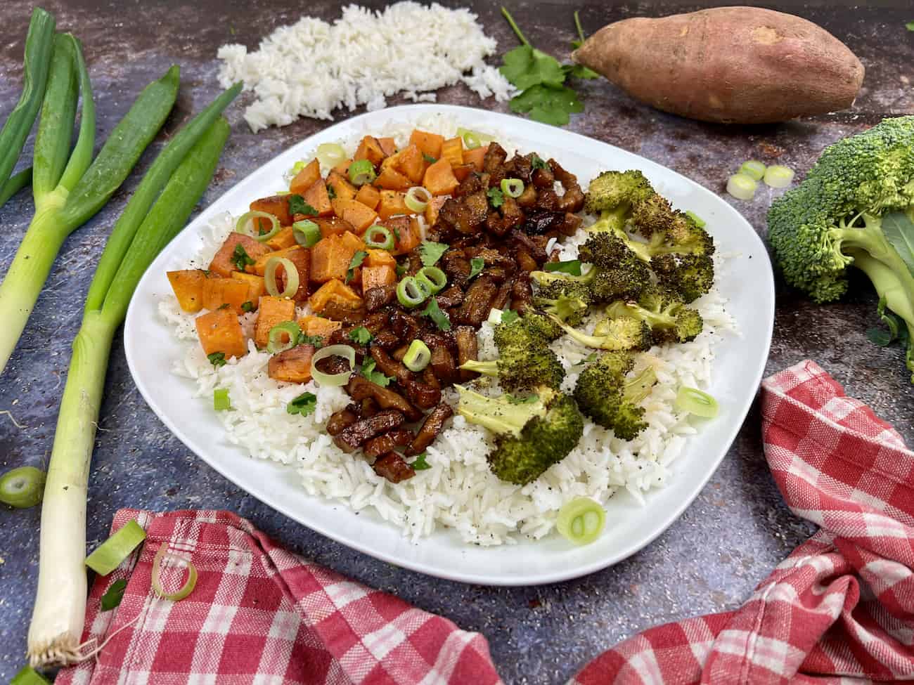 Teriyaki Tofu aus dem Ofen mit Brokkoli und Süßkartoffeln