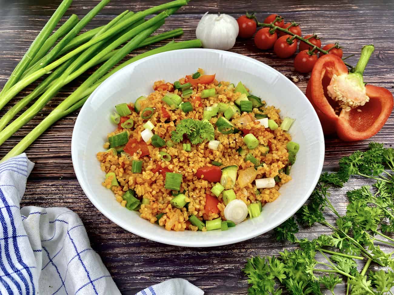 Türkischer Bulgursalat mit Tomatenmark