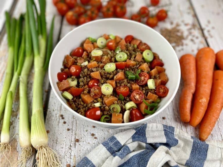 Veganer Linsensalat Mit Karotten Und Tomaten