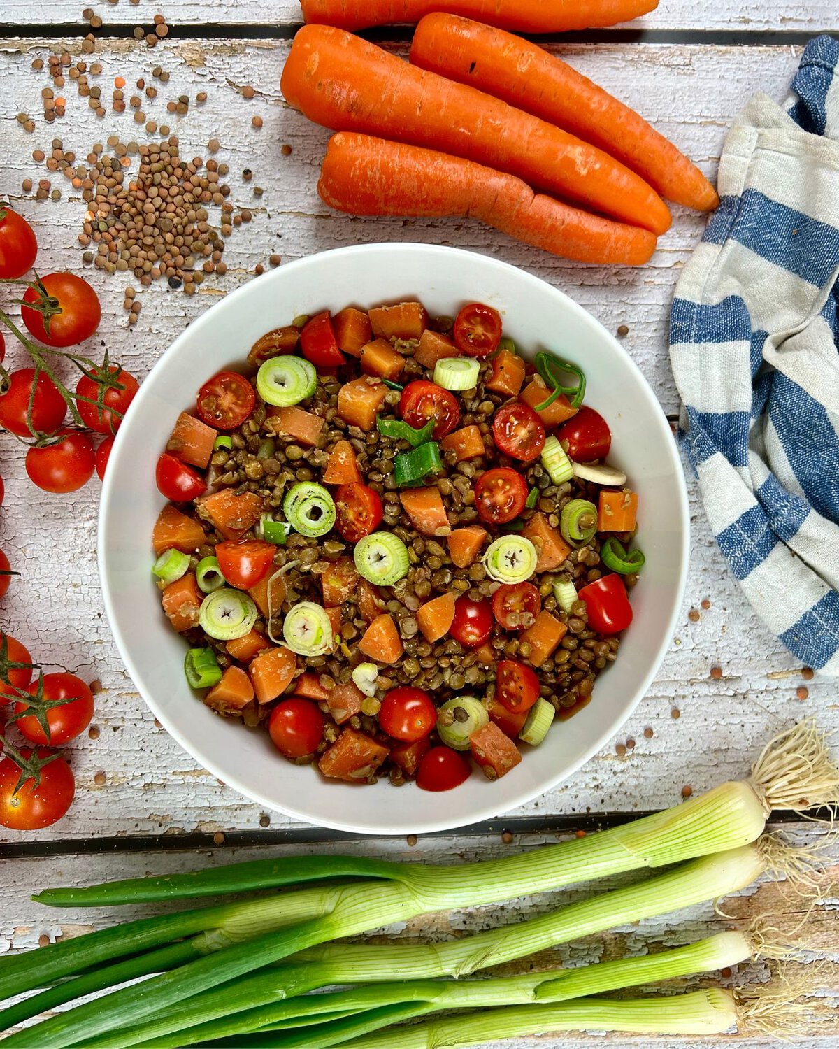 Veganer Linsensalat mit Karotten und Tomaten 