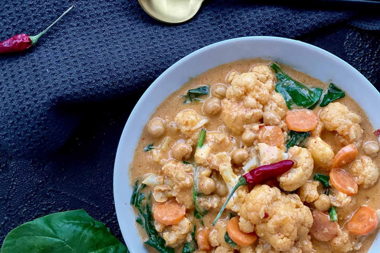 Veganes Blumenkohl-Curry mit Spinat