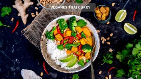 Veganes Thai Curry mit Tofu, Reis und viel Gemüse