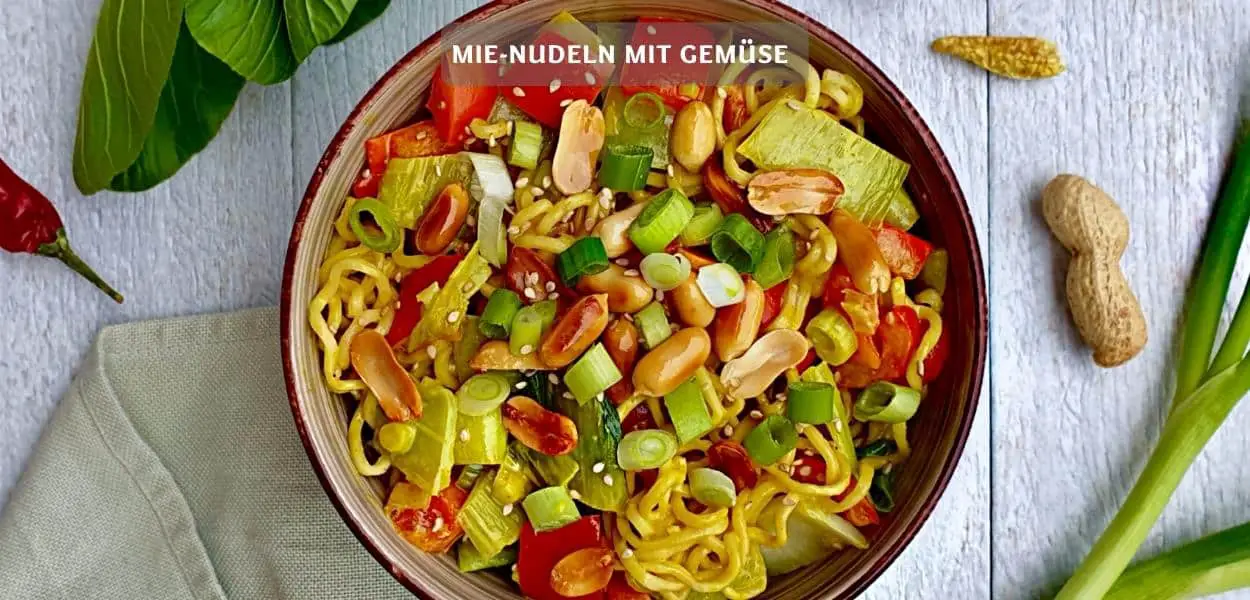 Mie-Nudeln-mit-Gem-se-vegetarische-Asia-Nudeln