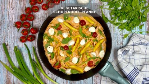 Vegetarische Schupfnudel-Pfanne mit cremiger Tomatensauce und Mini-Mozzarella