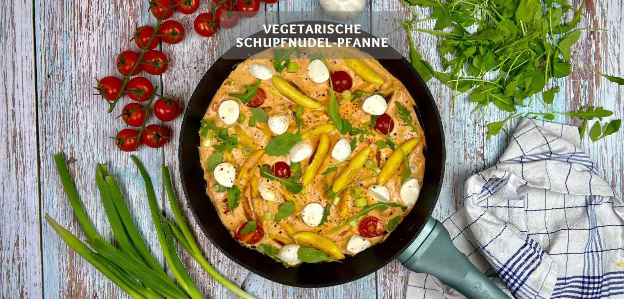 Vegetarische Schupfnudel-Pfanne mit cremiger Tomatensauce und Mini-Mozzarella