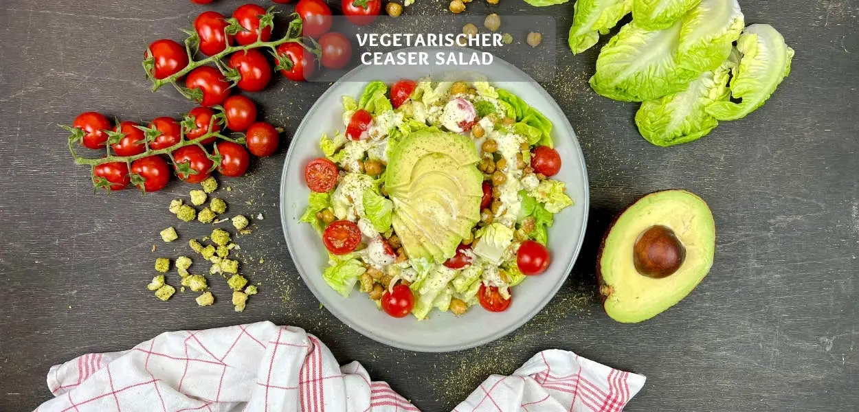 Vegetarischer Caesar Salad mit Kichererbsen und Avocado Vegetarischer Caesar Salad mit Kichererbsen und Avocado