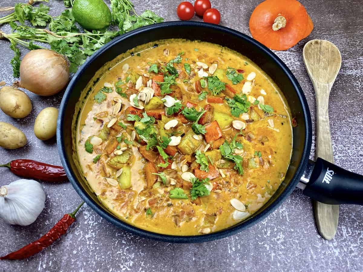 Vegetarisches Curry mit Kartoffeln und Kürbis